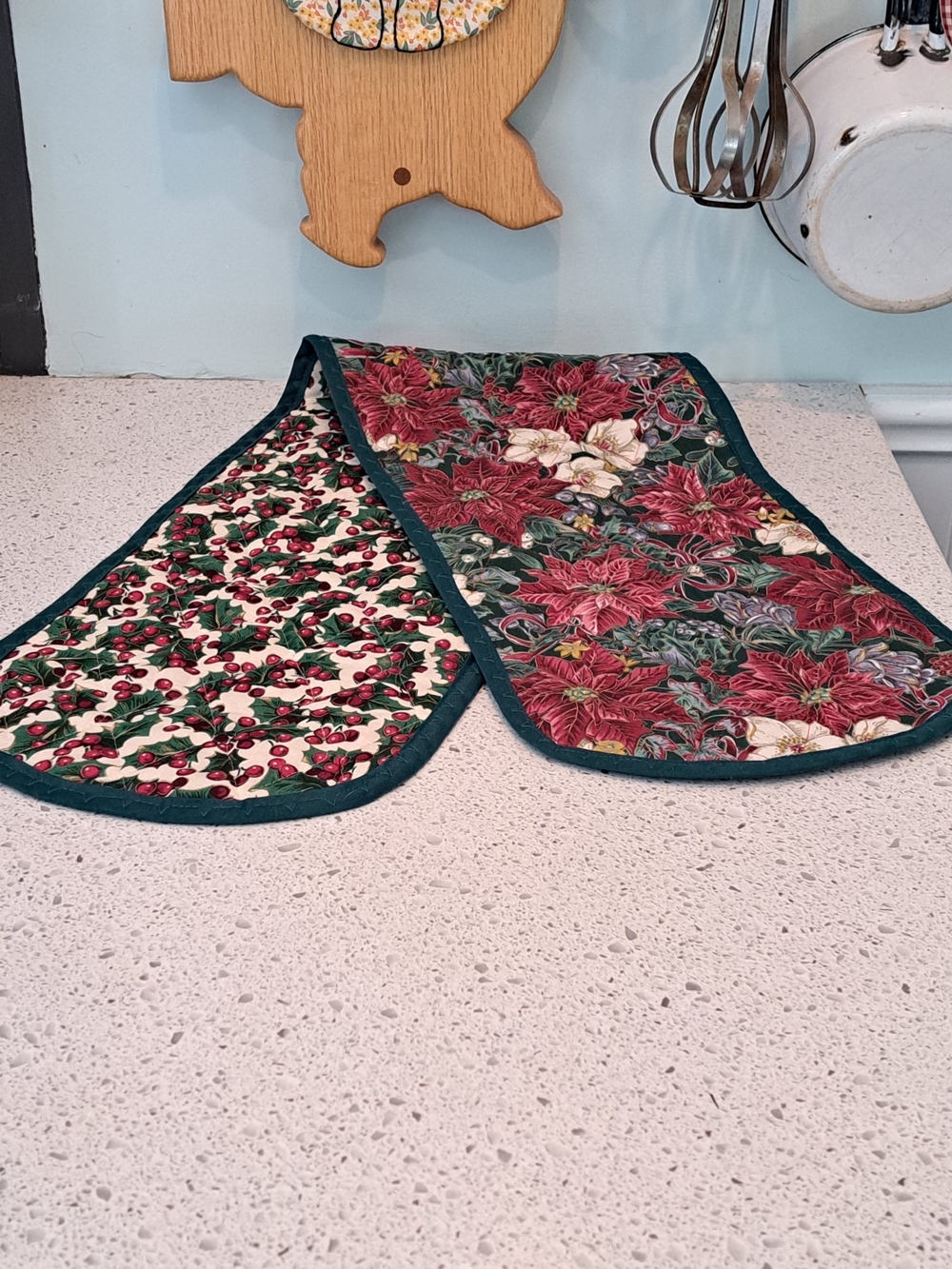 Vintage Reversible Holiday Table Runner in Green, 8.5 X 36 Inches